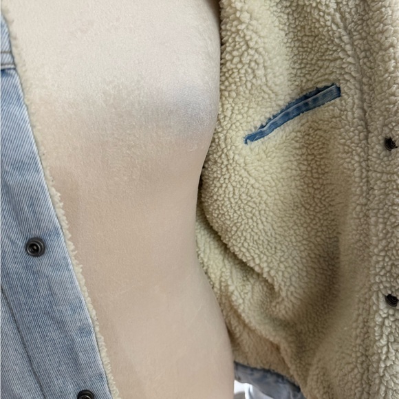 Levi's Men's Light Blue Denim Jacket with Cream Sherpa Collar - Picture 5 of 8